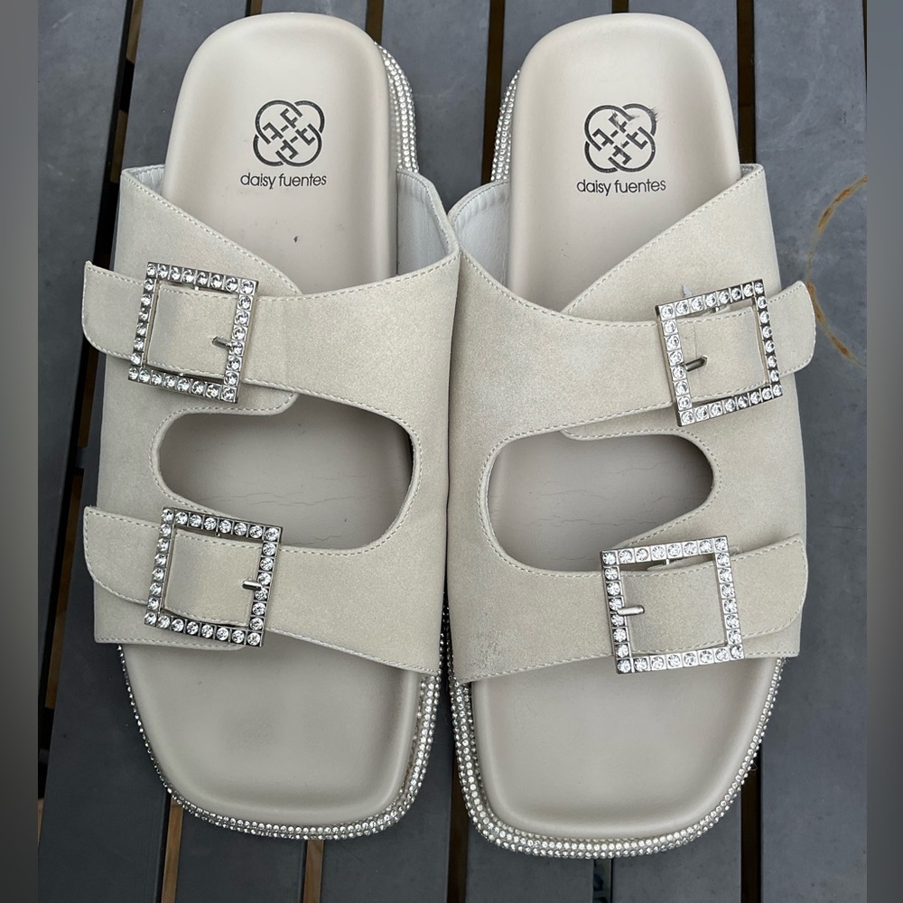 Daisy Fuentes Cream Sandals wedge with Rhinestone Buckles Size 10